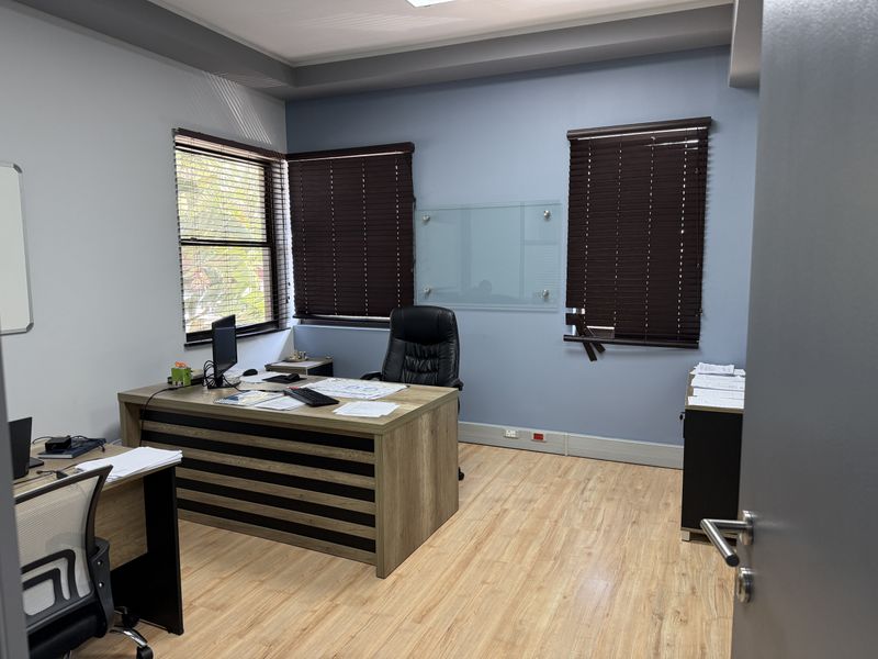 Ground Floor offices to rent - Photo 4