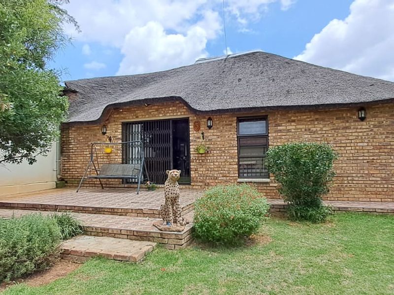 Your Slice of Paradise! 8.56 Ha Plot Adjacent to Town, Boasting Superior Water Access - Photo 7