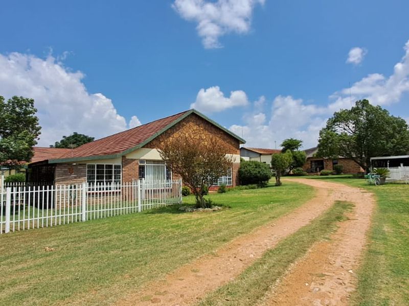 Your Slice of Paradise! 8.56 Ha Plot Adjacent to Town, Boasting Superior Water Access - Photo 6