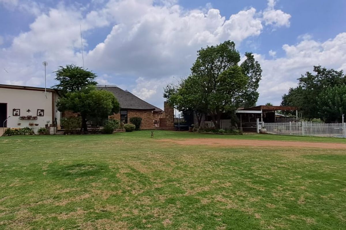 Your Slice of Paradise! 8.56 Ha Plot Adjacent to Town, Boasting Superior Water Access - Photo 5