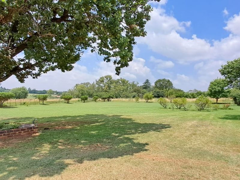 Your Slice of Paradise! 8.56 Ha Plot Adjacent to Town, Boasting Superior Water Access - Photo 4