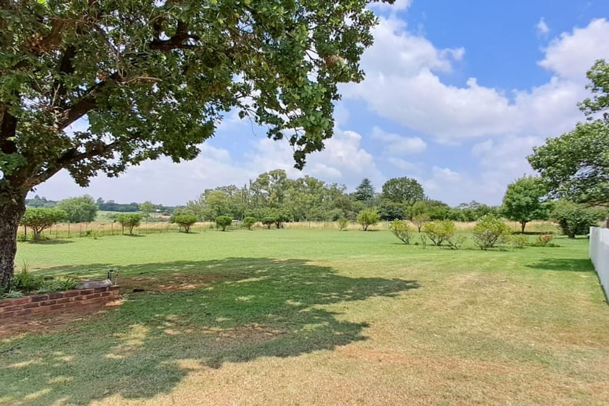 Your Slice of Paradise! 8.56 Ha Plot Adjacent to Town, Boasting Superior Water Access - Photo 4