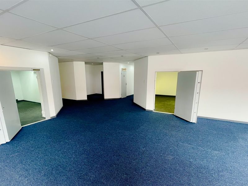 Office space to let in Parktown - Photo 7