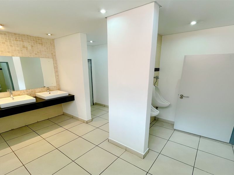 Office space to let in Parktown - Photo 10