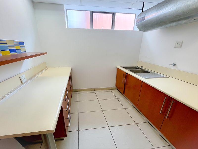 Office space to let in Parktown - Photo 9