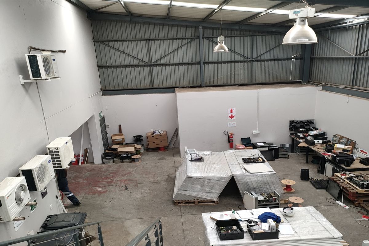 450m2  Warehouse  - TO LEASE - Photo 3
