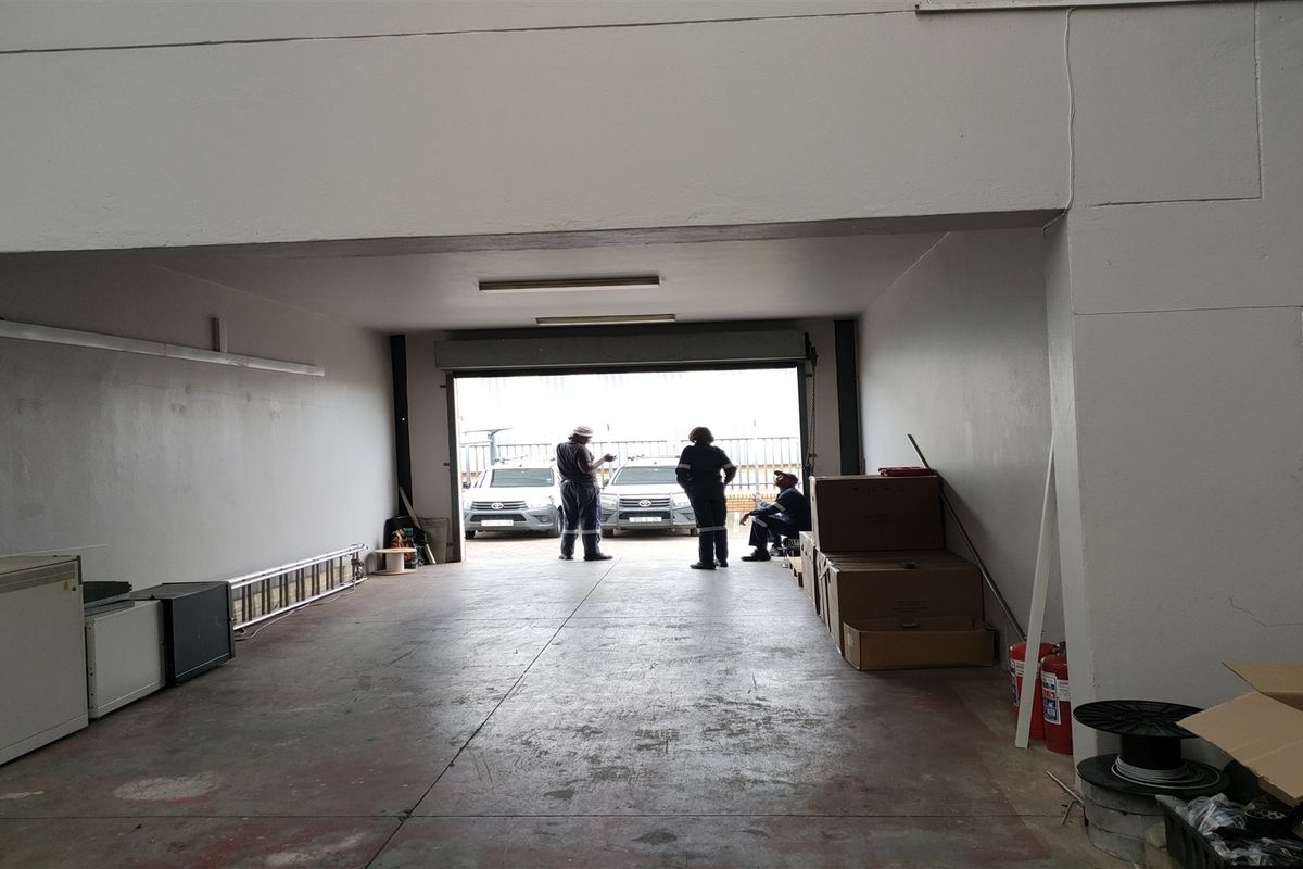 450m2  Warehouse  - TO LEASE - Photo 5