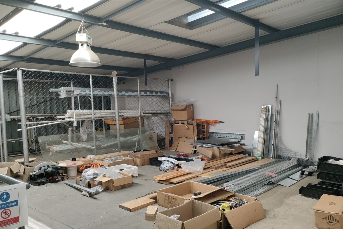 450m2  Warehouse  - TO LEASE - Photo 2
