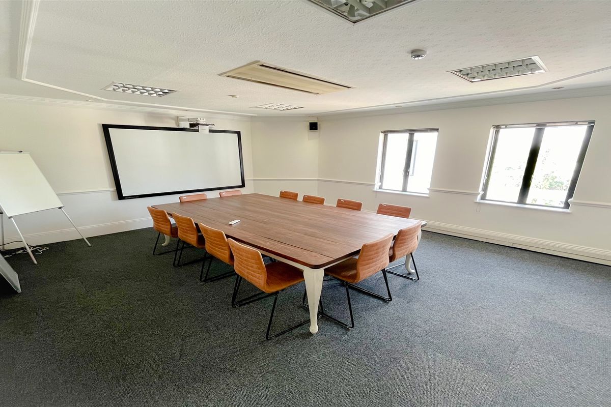 Commercial property to let - Photo 4