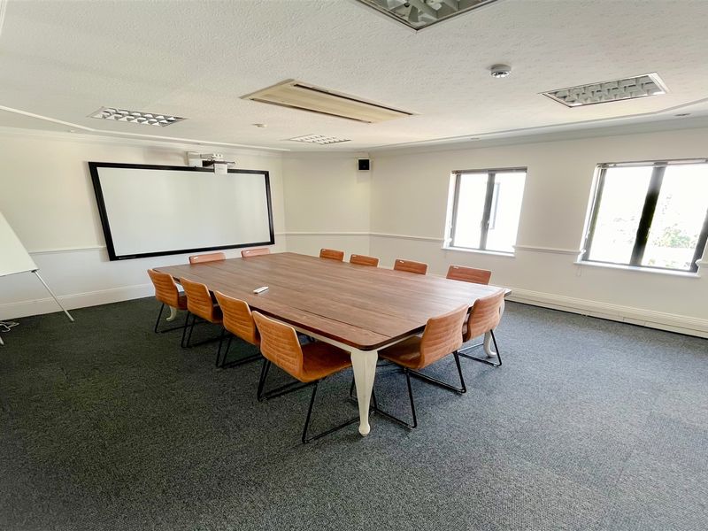 Commercial property to let - Photo 4