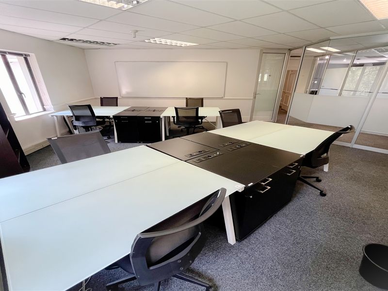 Commercial property to let - Photo 9
