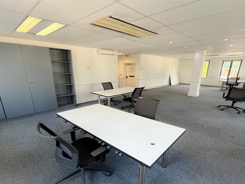 Commercial property to let - Photo 5