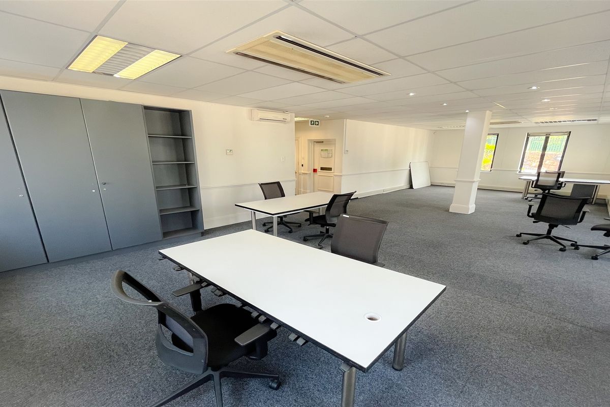 Commercial property to let - Photo 5