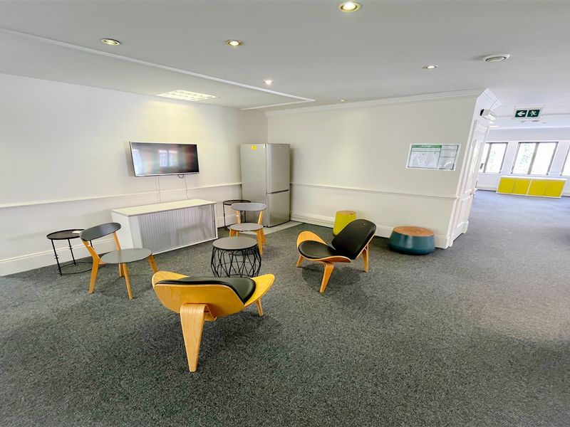 Commercial property to let - Photo 3