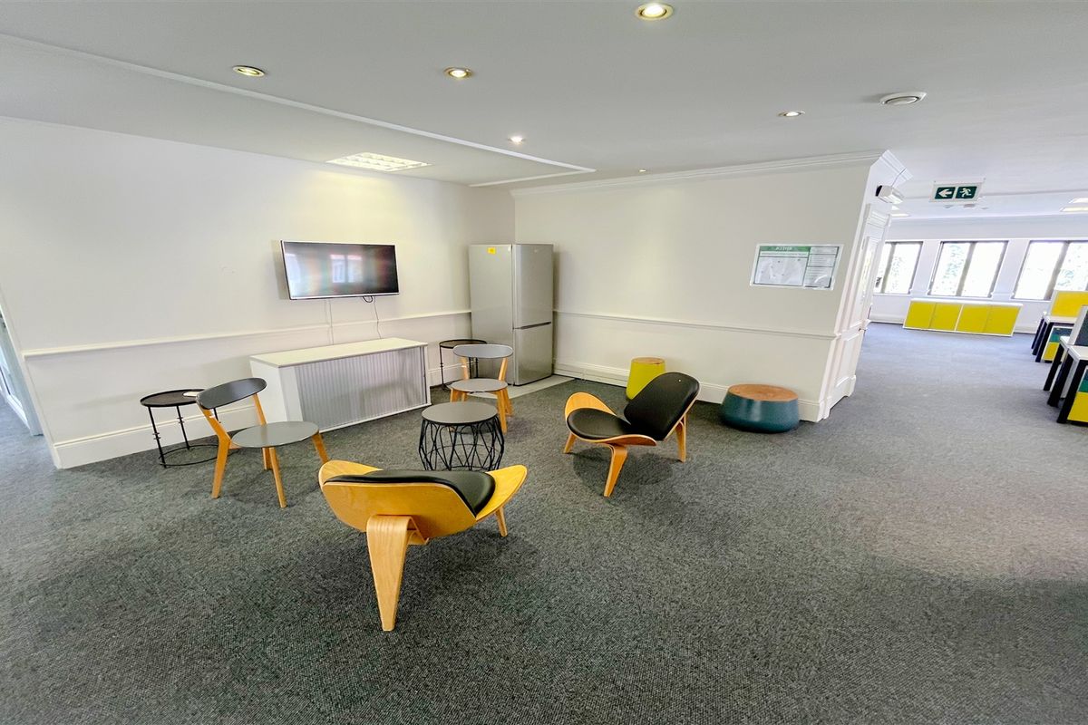 Commercial property to let - Photo 3