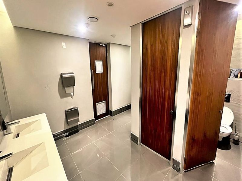 433m2 office space to let in Parktown - Photo 9