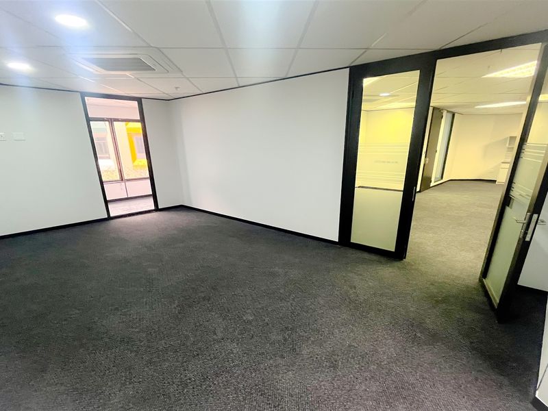 Office space to let in Parktown - Photo 2