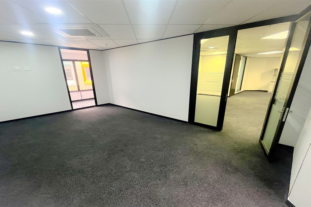 Office space to let in Parktown - Photo 2