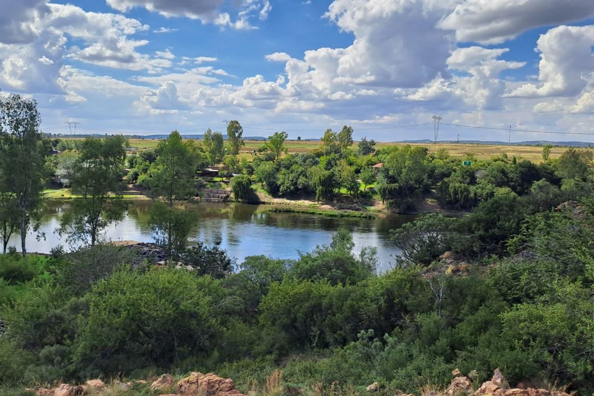 Your Riverside Dream: 15 000sqm of Untouched Beauty with 80 Metres of River Frontage - Photo 2