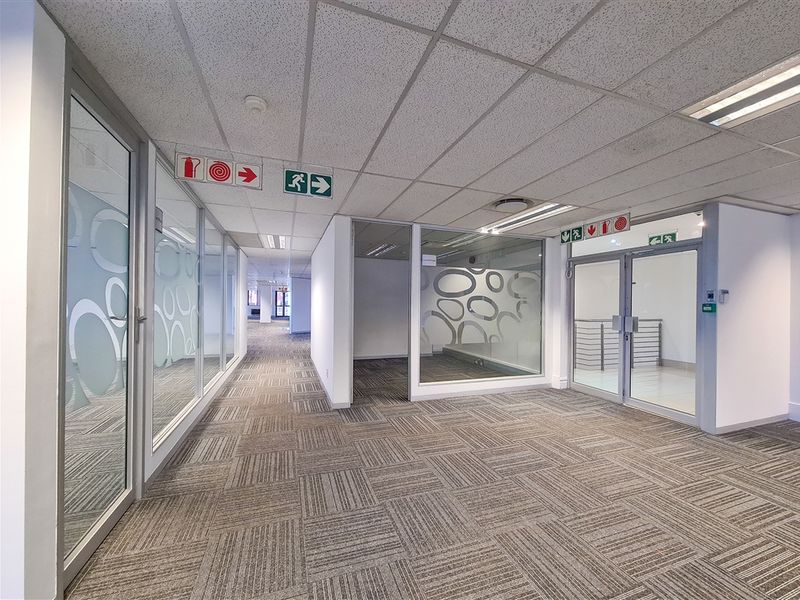 2960m2 A-Grade Building to Let in Constanta Kloof - Photo 8