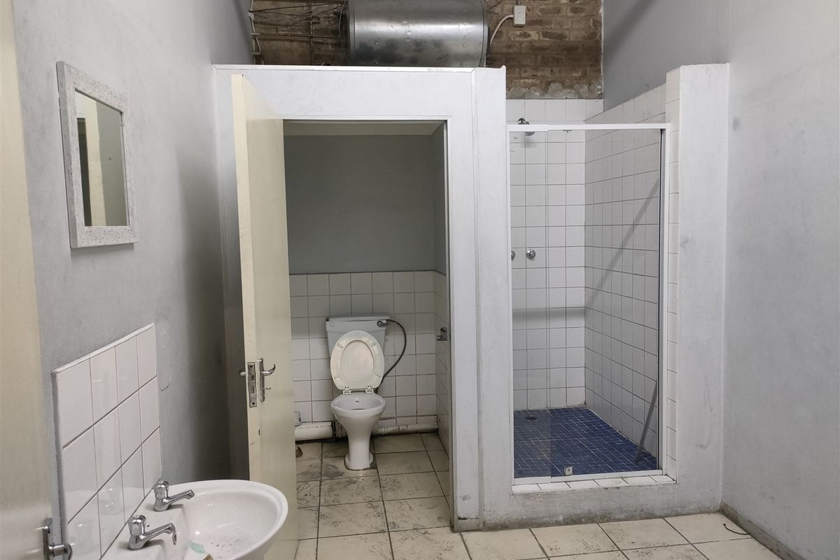 441m2  Warehouse  - TO LEASE - Photo 4