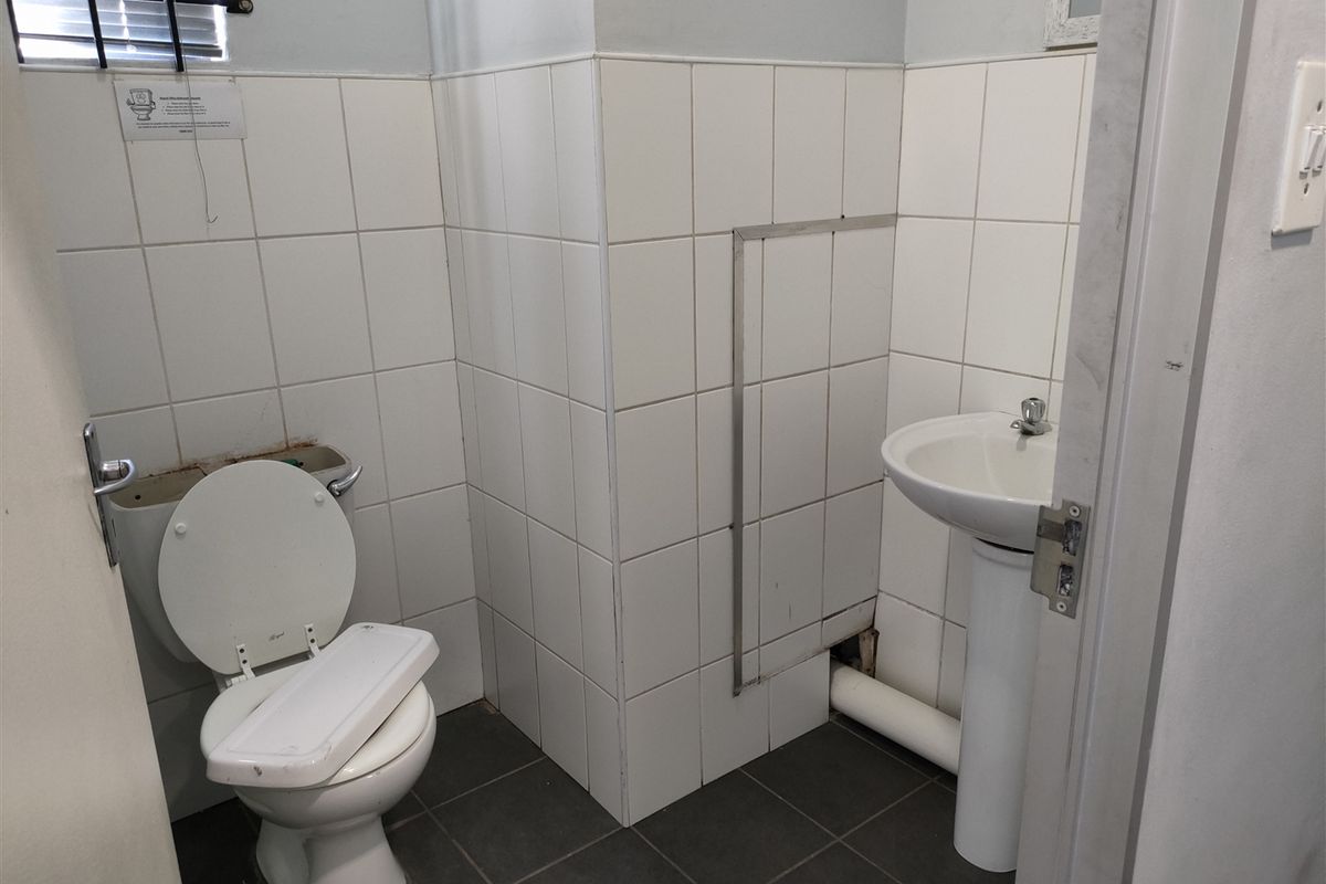 441m2  Warehouse  - TO LEASE - Photo 3