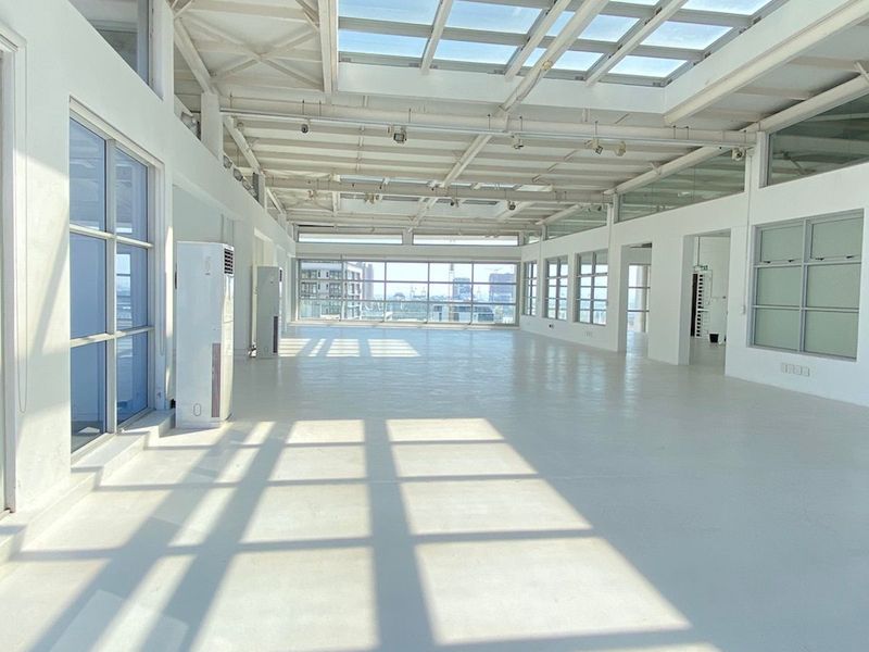 Skyline Views & Modern Design – Top-Floor Office - Photo 6