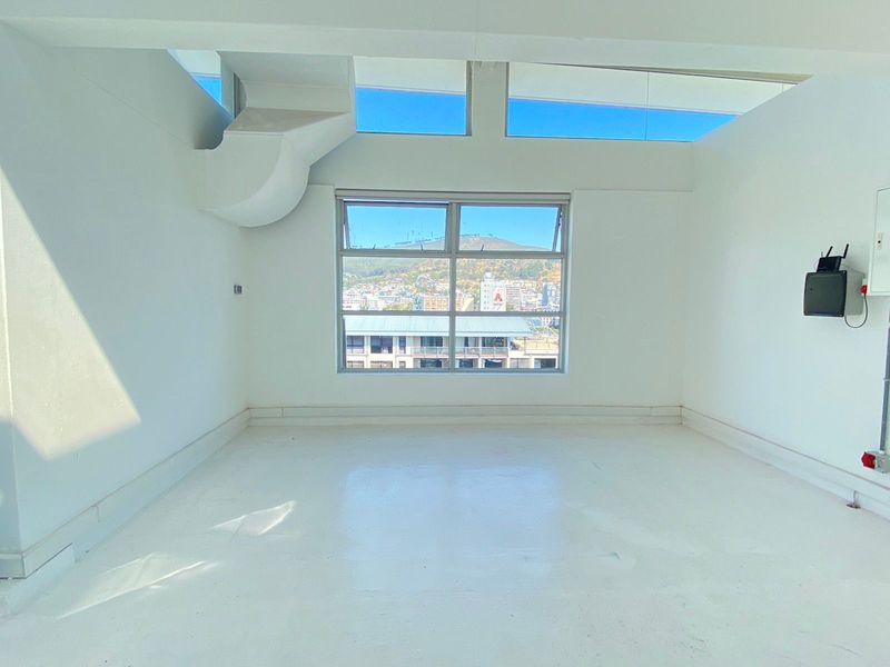 Skyline Views & Modern Design – Top-Floor Office - Photo 7