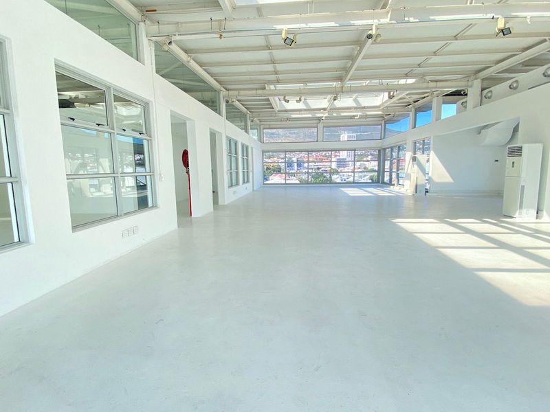 Skyline Views & Modern Design – Top-Floor Office - Photo 5