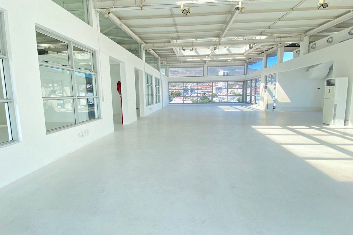 Skyline Views & Modern Design – Top-Floor Office - Photo 5