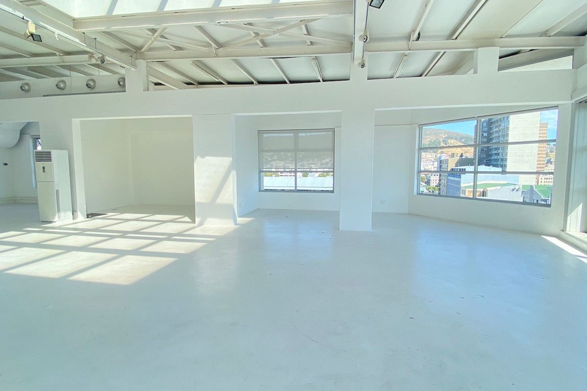 Skyline Views & Modern Design – Top-Floor Office - Photo 4