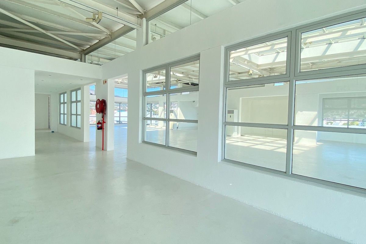 Skyline Views & Modern Design – Top-Floor Office - Photo 2