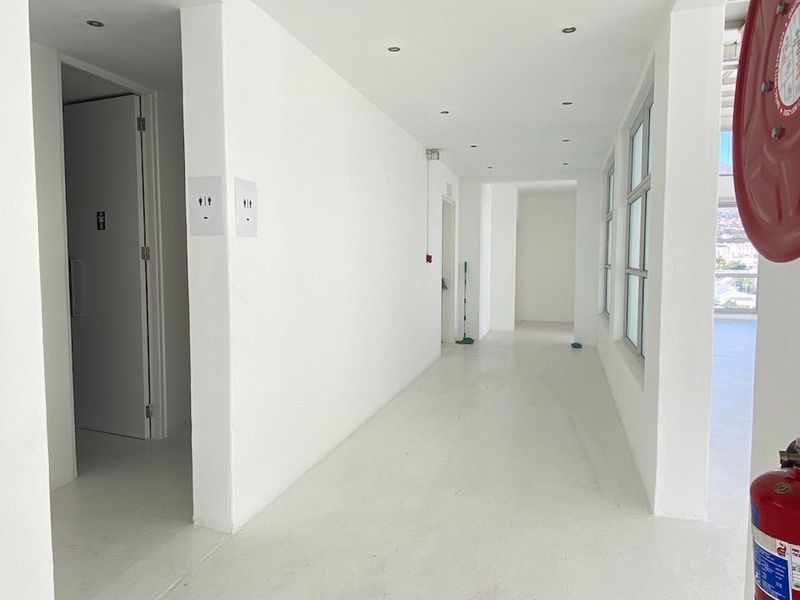 Skyline Views & Modern Design – Top-Floor Office - Photo 3