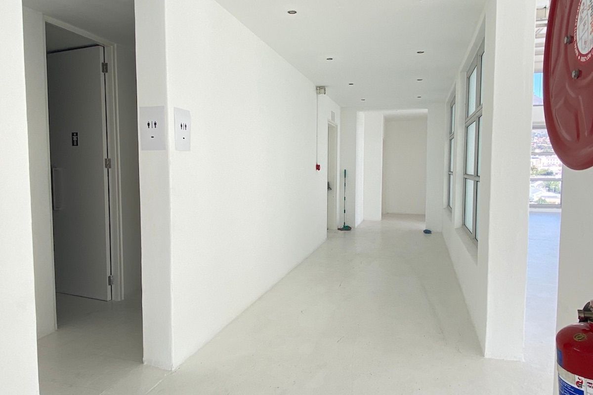 Skyline Views & Modern Design – Top-Floor Office - Photo 3