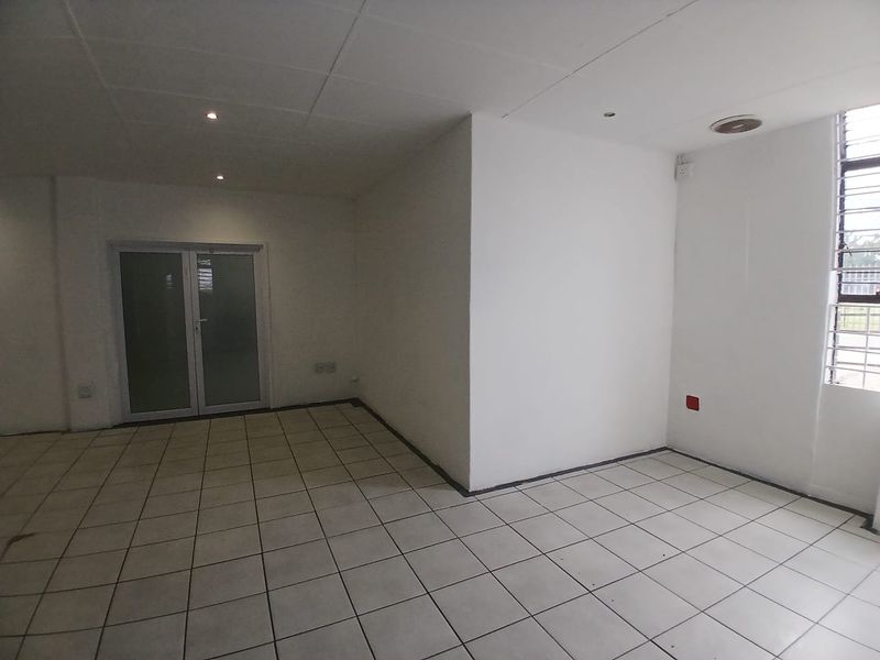 161m2 COMMERCIAL SPACE FOR RENT IN ST ANDREWS - Photo 10