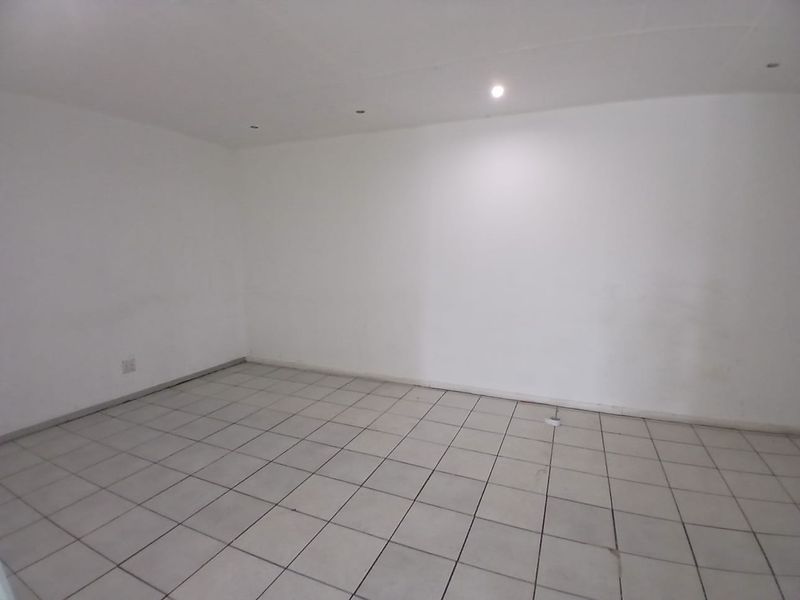 161m2 COMMERCIAL SPACE FOR RENT IN ST ANDREWS - Photo 8