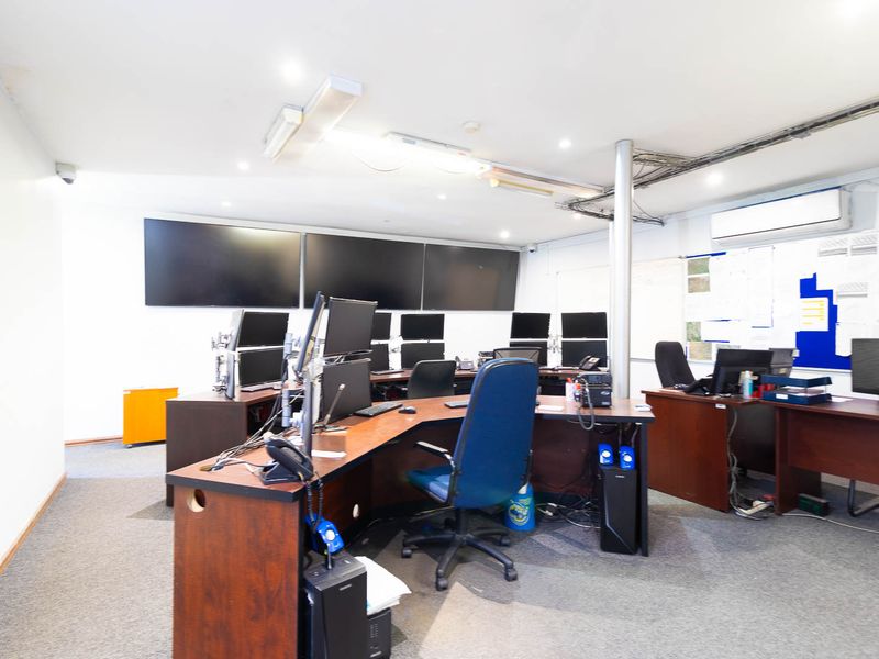 Discover a prime 638m2 building for sale in New Redruth, Alberton—perfect for your next investment! - Photo 9