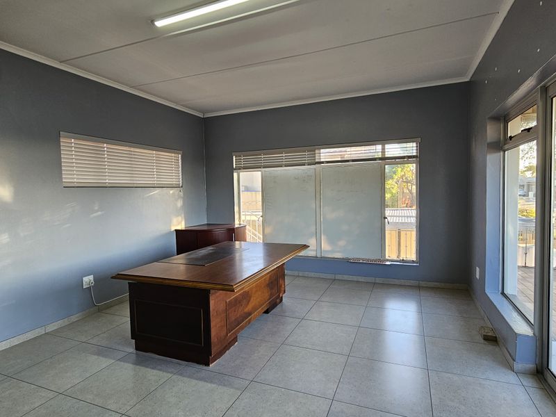 Versatile Commercial Property! - Photo 10