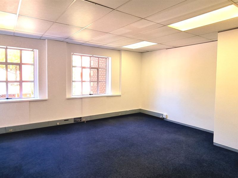 Office space to let on the first floor of Eastbury House in Hampton Office Park in Bryanston - Photo 9