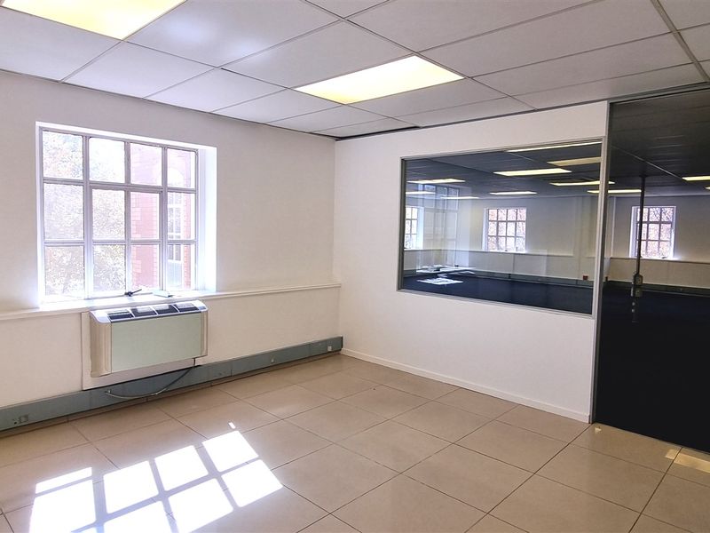 Office space to let on the first floor of Eastbury House in Hampton Office Park in Bryanston - Photo 8