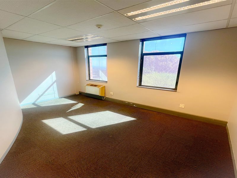 262m2 office space to let in Parktown - Photo 7