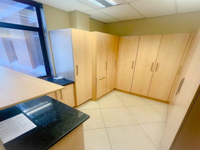262m2 office space to let in Parktown - Photo 6
