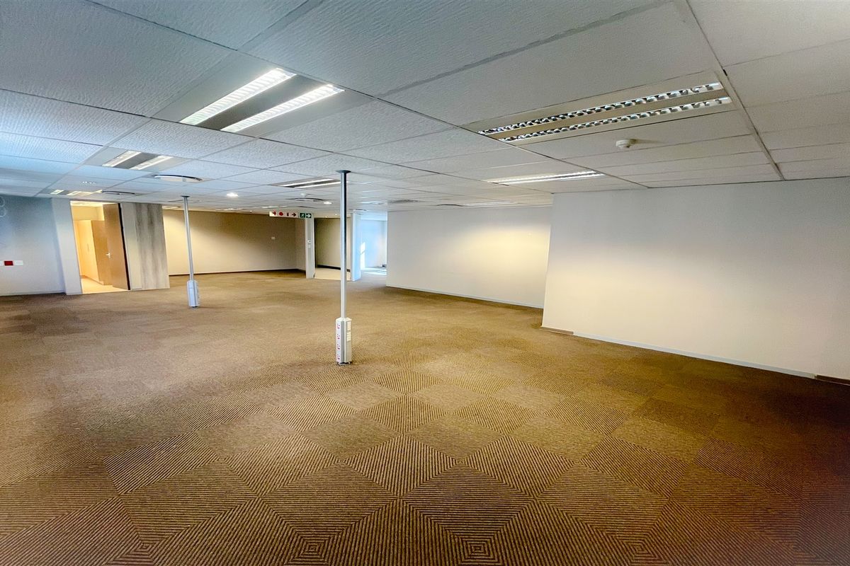 262m2 office space to let in Parktown - Photo 5