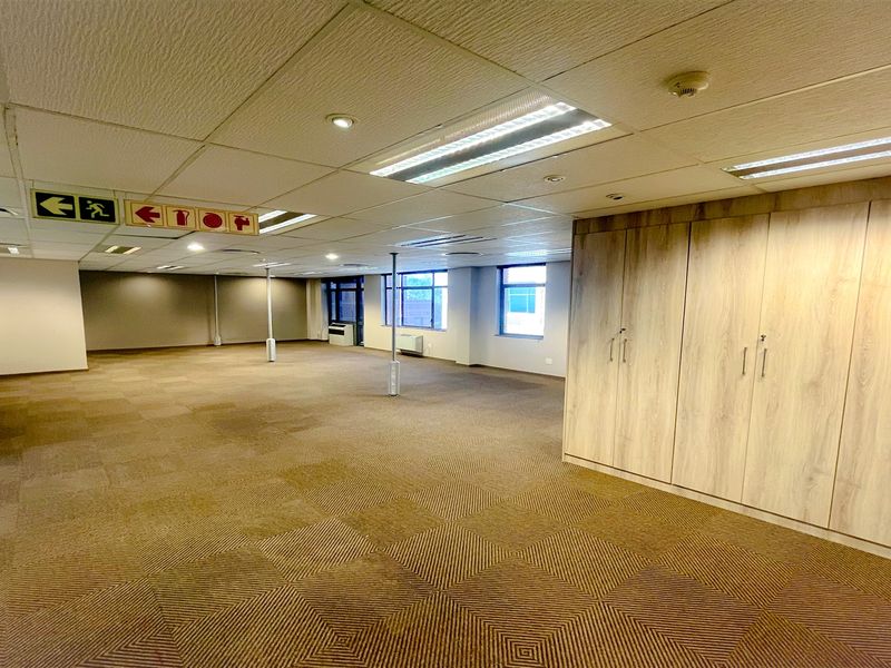 262m2 office space to let in Parktown - Photo 3