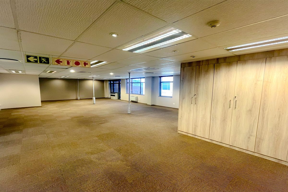 262m2 office space to let in Parktown - Photo 3