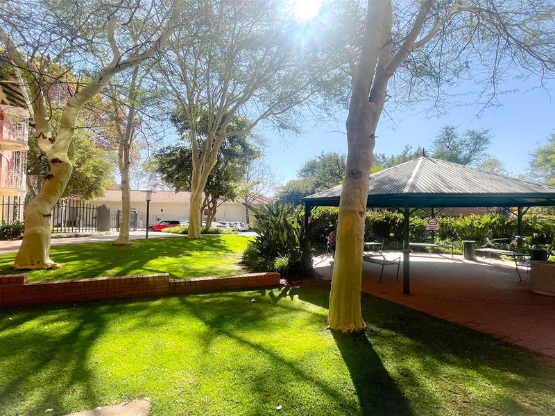 262m2 office space to let in Parktown - Photo 2