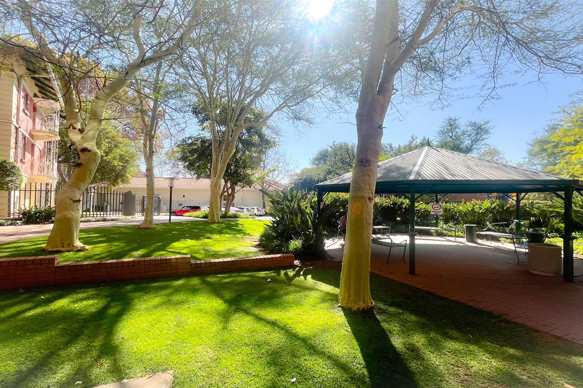 262m2 office space to let in Parktown - Photo 2