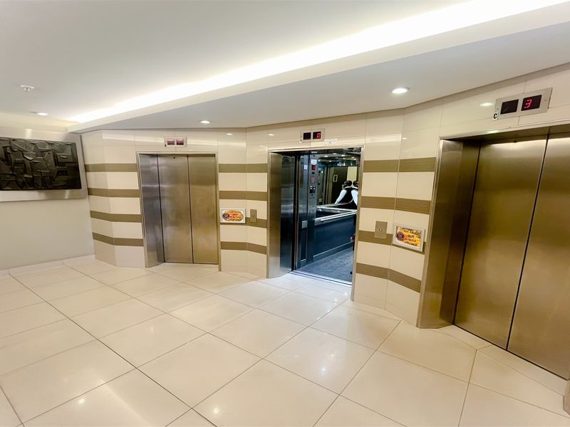 262m2 office space to let in Parktown - Photo 9