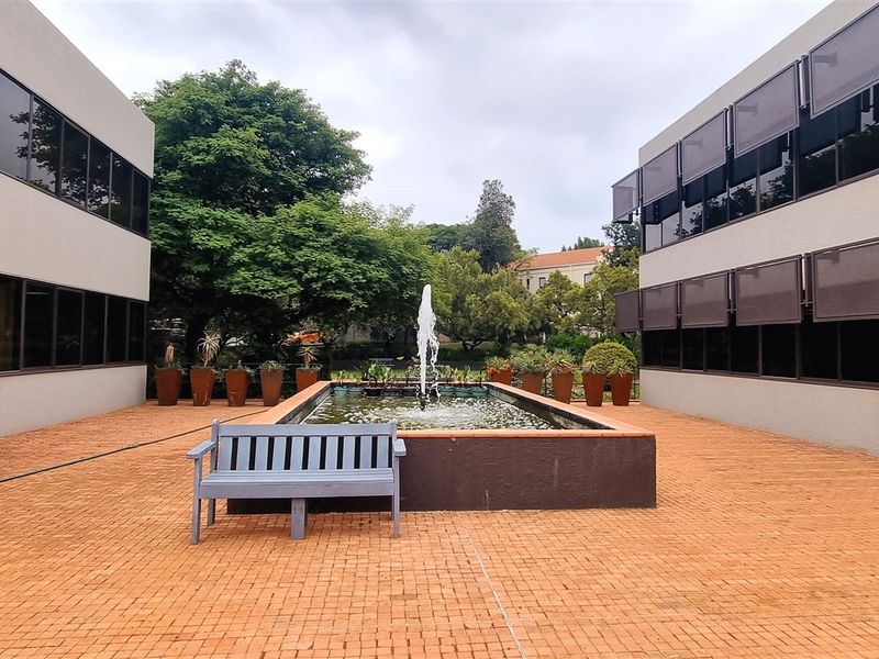 Office to let in The Woodlands Office Park - Photo 2