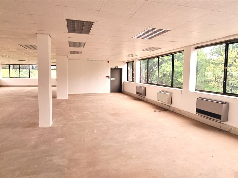 Office to let in The Woodlands Office Park - Photo 4